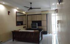 Halaman Kristal Condo, Jelutong