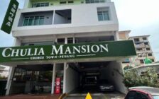 For Rent One Middle Bedroom at Chulia Mans...