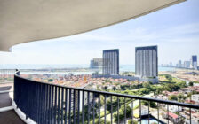 Stylish Designer Seaview Condo @ The Landmark by Kata...